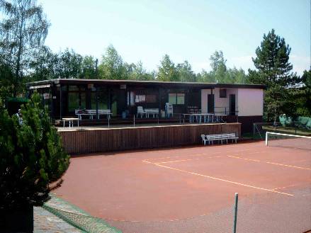 Tennis-Anlage mit Clubhaus